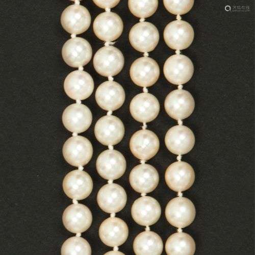 Collier composé de deux rangs de perles choker, le fermoir e...