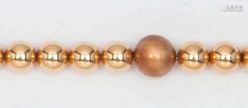 Bracelet articulé composé d’un rang de perles d’or rose alte...