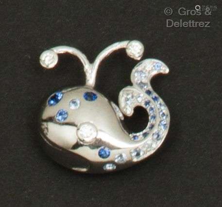 Pin’s en or gris figurant une baleine ponctuée de diamants t...