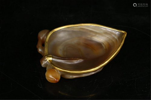 A GILT BRONZE MOUNTED PEACH SHAPED AGATE WASHER