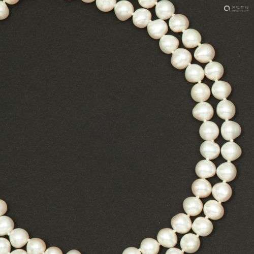 Sautoir composé d’un rang de perles de culture, le fermoir f...
