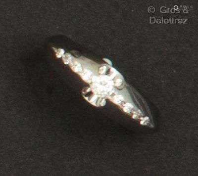 Bague « Jonc » en or gris, ornée d’un diamant taillé en bril...