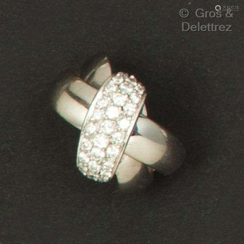 Bague « Croisée » en or gris, composée d’anneaux, l’un pavé ...