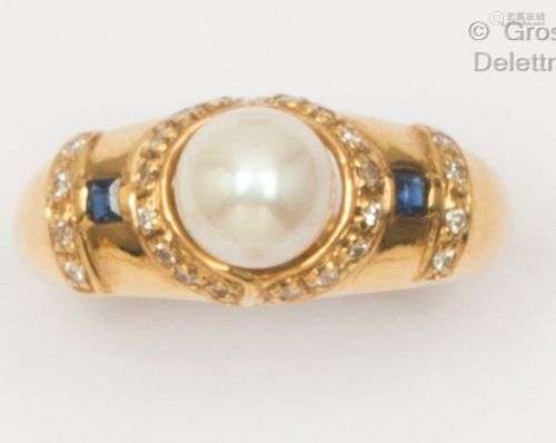 Bague en or jaune, ornée d’une perle de culture épaulée de d...