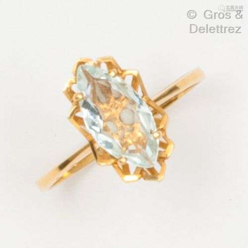 Bague en or jaune, ornée d’une aigue-marine de forme navette...