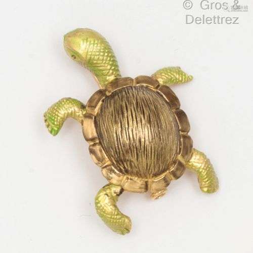 Broche « Tortue » en or jaune partiellement émaillée verte. ...