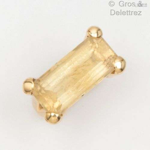 Bague en or jaune, ornée d’une citrine rectangulaire. Tour d...