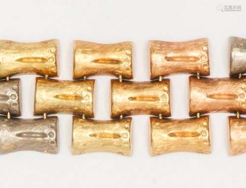 Bracelet articulé en or de trois couleurs à décor de bambou....