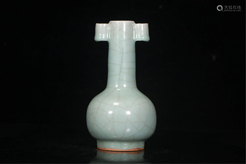 A LONGQUAN TYPE CELADON GLAZE ARROW VASE