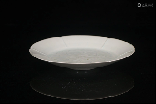 A PALE CELADON GLAZE FLOWER SHAPED PLATE