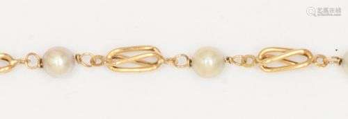 Chaine en or jaune, ornée de perles de culture. Longueur : 4...