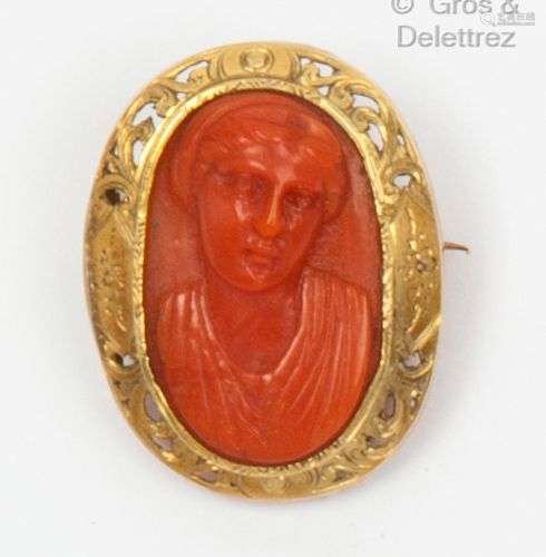 Broche en or jaune ciselé de rinceaux, ornée d’un camée sur ...