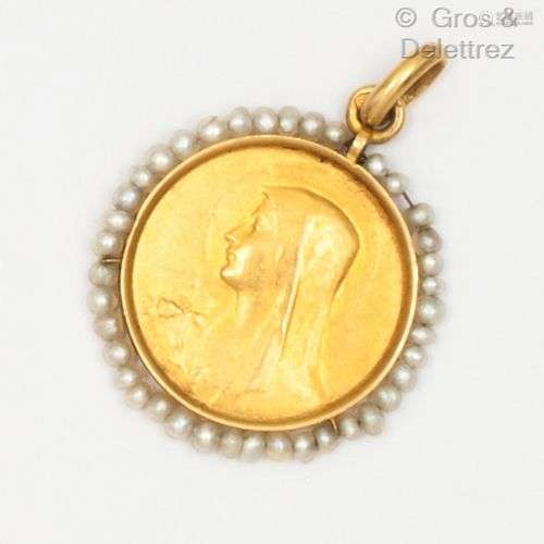 Médaille de la Vierge en or jaune entourée de perles fines. ...