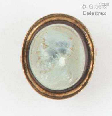 Bague en or jaune, ornée d’une intaille sur agate figurant l...