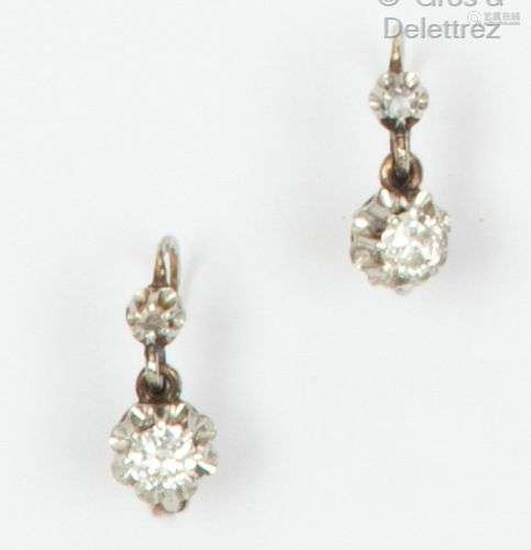 Paire de boucles d’oreilles « Dormeuses » en or gris et plat...