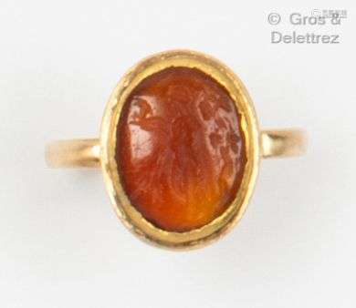 Bague en or jaune, ornée d’une intaille sur agate représenta...