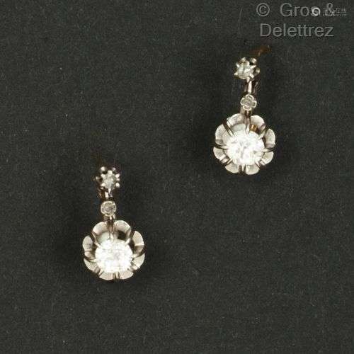 Paire de boucles d’oreilles « Dormeuses » en or jaune et gri...