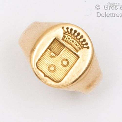 Bague « Chevalière » en or jaune, gravée d’armoiries sous co...