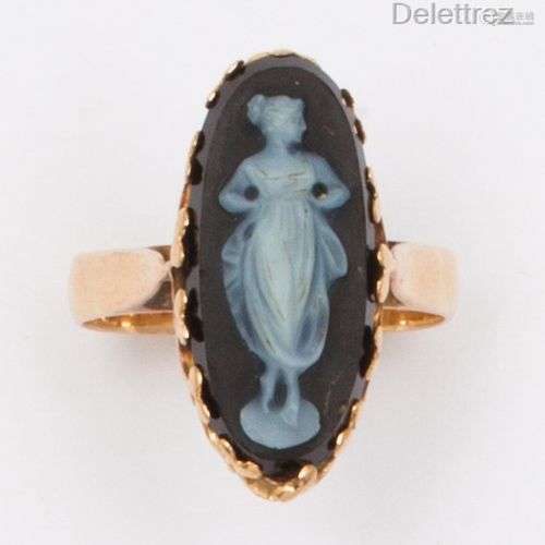 Bague en or jaune, ornée d’un camée sur agate bicolore repré...