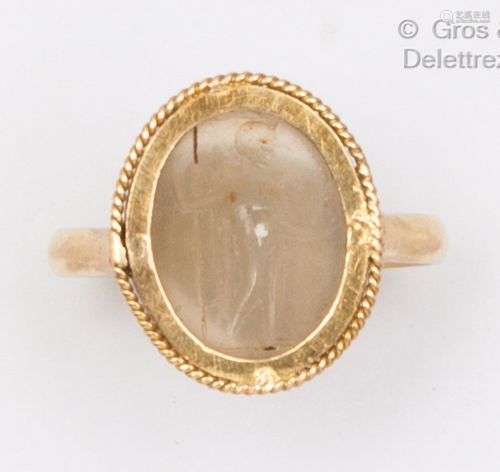 Bague en or jaune, ornée d’une intaille sur agate blanche à ...