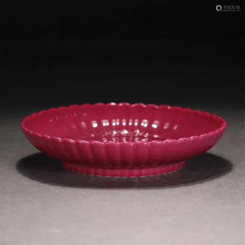 A GUAN TYPE CARMINE RED GLAZE FLOWER SHAPED PLATE