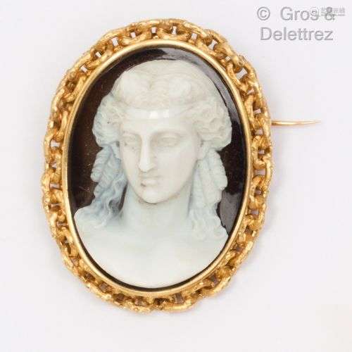 Broche en or jaune, ornée d’un camée sur agate représentant ...