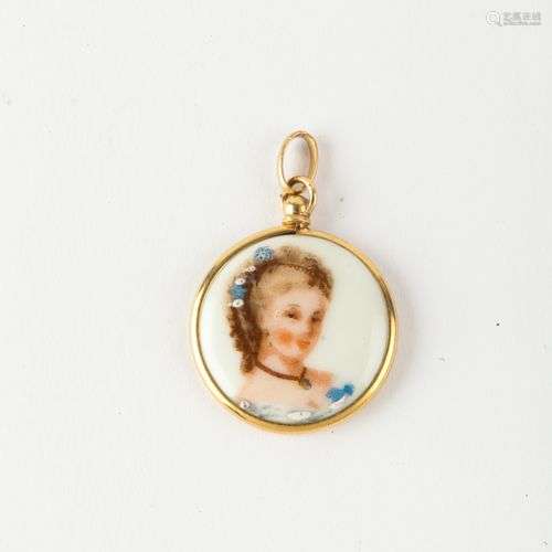 Pendentif en or jaune, ornée d’une miniature représentant un...