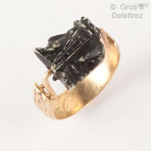 Bague en or jaune, ornée d’un memento mori en pierre dure no...