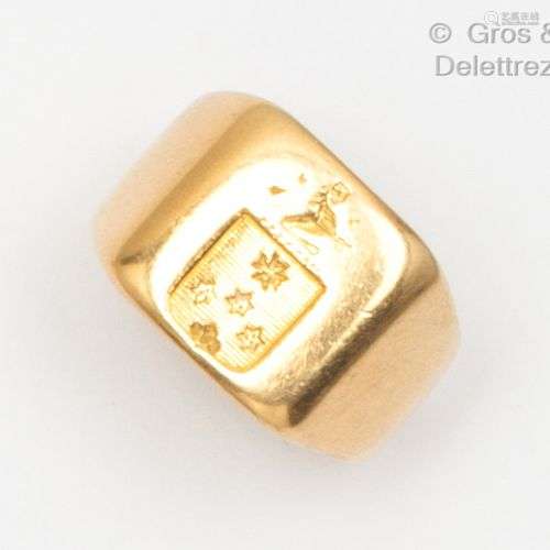 Bague « Chevalière » en or jaune, gravée d’un blason. Tour d...