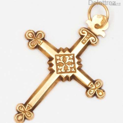 Pendentif en or jaune représentant une croix régionale souli...