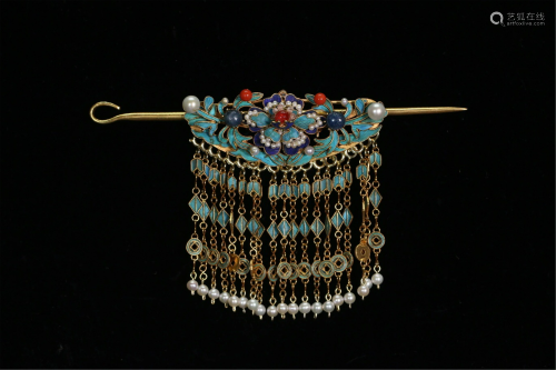 A GILT SILVER KINGFISHER FEATHER DECORATED HAIRPIN