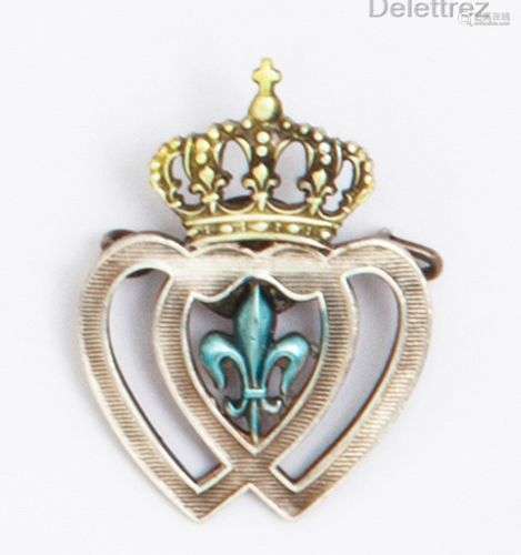 Broche « Cœur Vendéen » en métal et argent, centrée d’une fl...