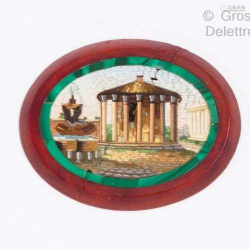 Plaque ovale de micro-mosaïque représentant un temple à l’an...