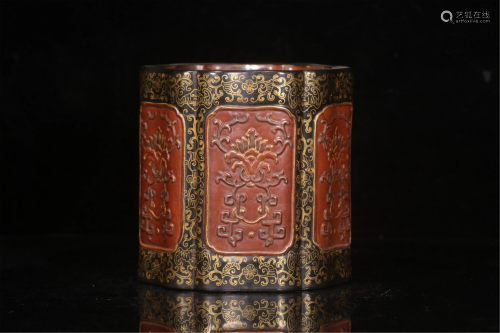 A BROWN GLAZE GOLD PAINTED FLOWER SHAPED BRUSH POT