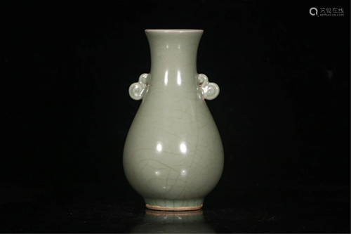 A CELADON GLAZE VASE WITH DOUBLE HANDLES