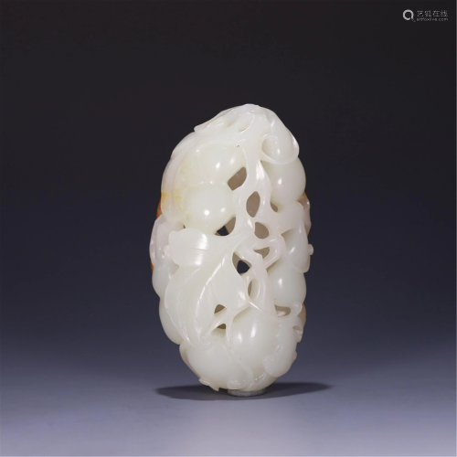A JADE CARVED DOUBLE-GOURDS DECORATION
