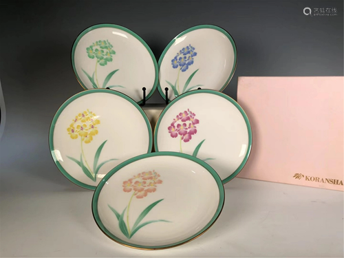 A SET OF JAPANESE PORCELAIN FLORAL PLATES