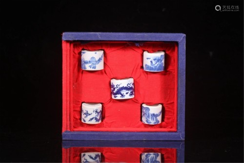 A SET OF BLUE AND WHITE PORCELAIN THUMB RINGS