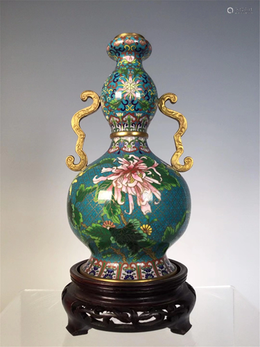 A CLOISONNE DOUBLE-GOURDS VASE WITH DOUBLE HAND…