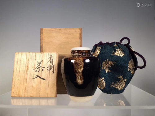 A SET OF JAPANESE POTTERY TEA VESSELS