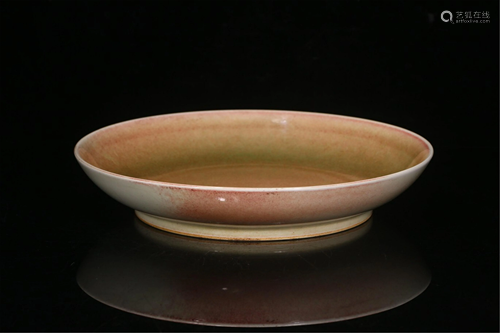 A RED AND GREEN GLAZE PORCELAIN PLATE