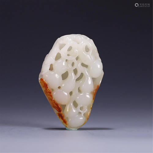 A HOLLOW CARVED JADE DOUBLE-GOURDS DECORATION