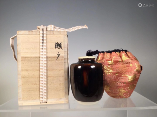 A SET OF JAPANESE POTTERY TEA VESSELS
