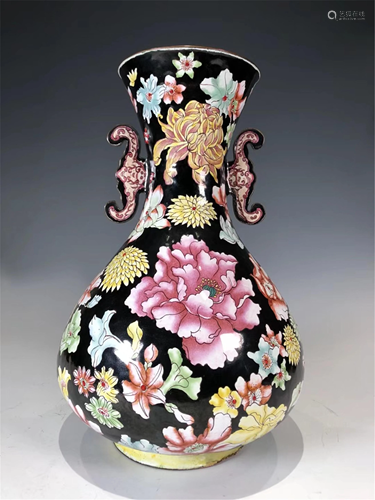 A BLACK GROUND CLOISONNE VASE WITH DOUBLE HA…