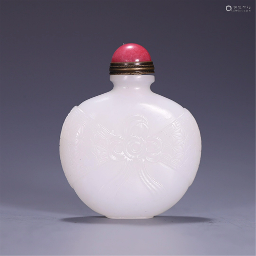 A CARVED JADE SNUFF BOTTLE