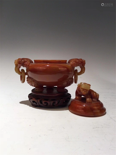 AN AGATE CARVED TRIPOD CENSER WITH LION HANDLES