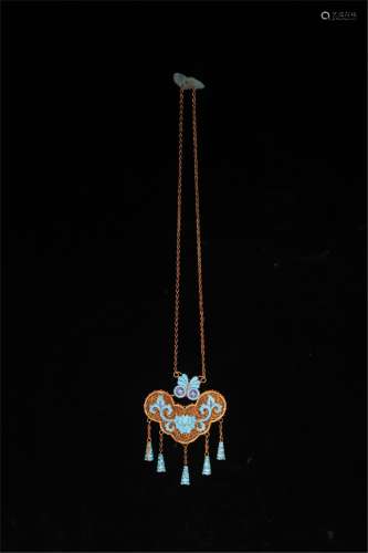 A GILT SILVER KINGFISHER FEATHER LOCK SHAPED NECKLACE