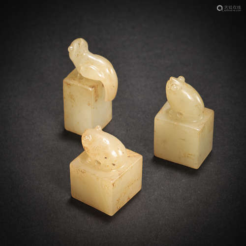 A SET OF CHINESE HAN DYNASTY HETIAN JADE SEALS