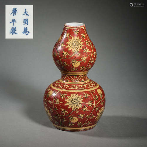 A GOURD VASE WITH FLORAL PATTERN, THE WANLI PERIOD OF THE MI...