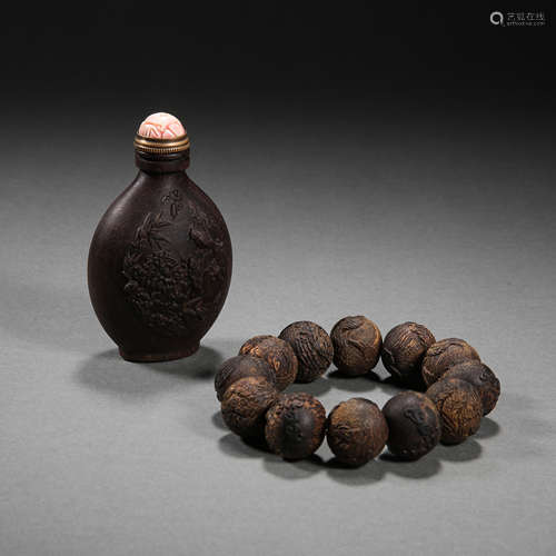 A SET OF AGARWOOD SNUFF BOTTLES AND BRACELETS, QING DYNASTY,...